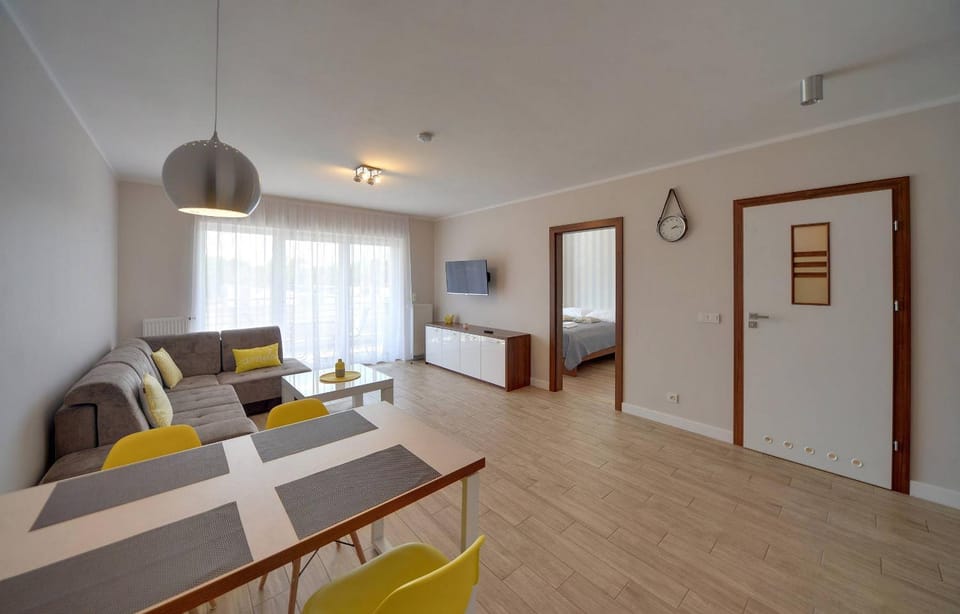 Bed, TV and multimedia, Living room, Photo of the whole room, Seating area, Bedroom