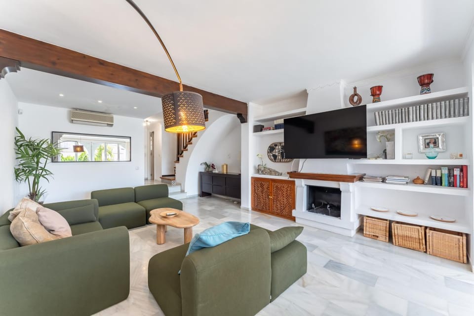 TV and multimedia, Living room, Seating area, Dining area