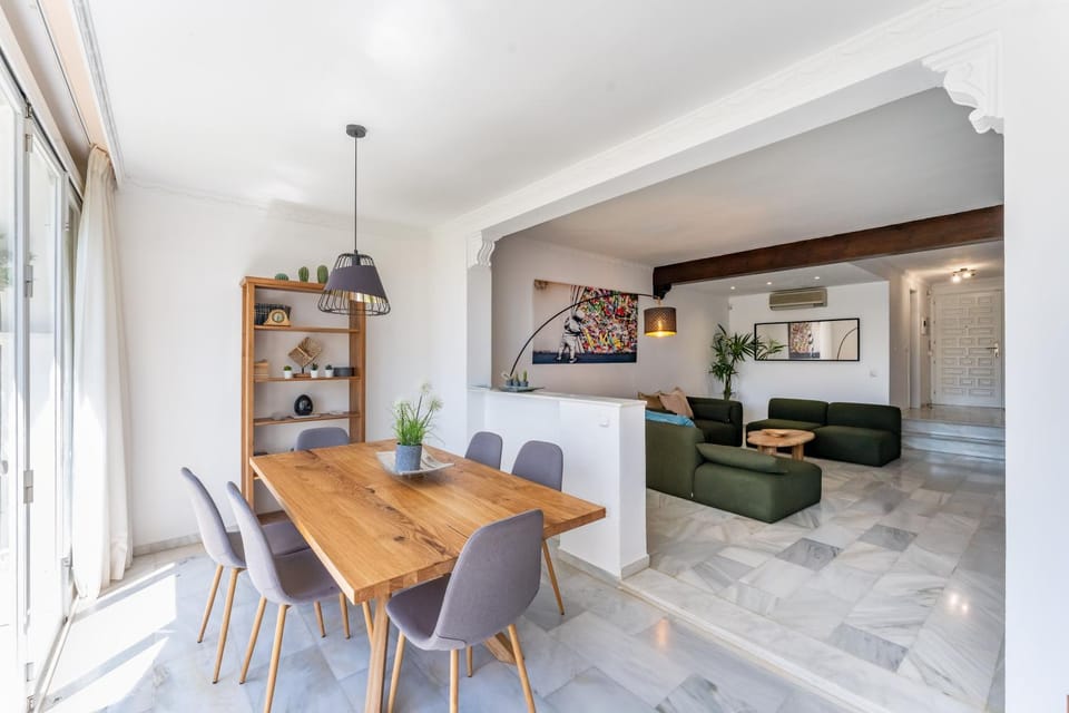 TV and multimedia, Living room, Seating area, Dining area