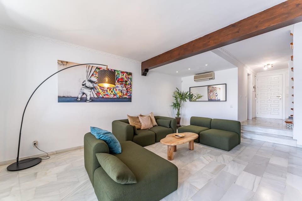 TV and multimedia, Living room, Seating area, Dining area