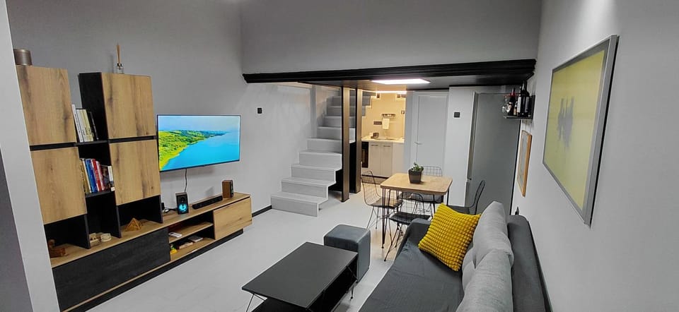 Nitro Inn 3 Premium - Wine Tasting - Souvenir - Art Gallery - Private Guided Tours - Relaxing - Romantic Apartment in Skopje