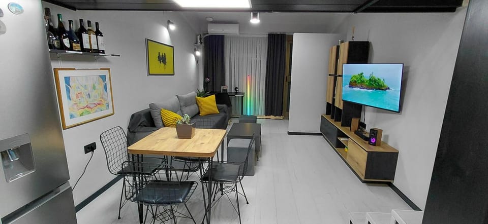 Nitro Inn 3 Premium - Wine Tasting - Souvenir - Art Gallery - Private Guided Tours - Relaxing - Romantic Apartment in Skopje