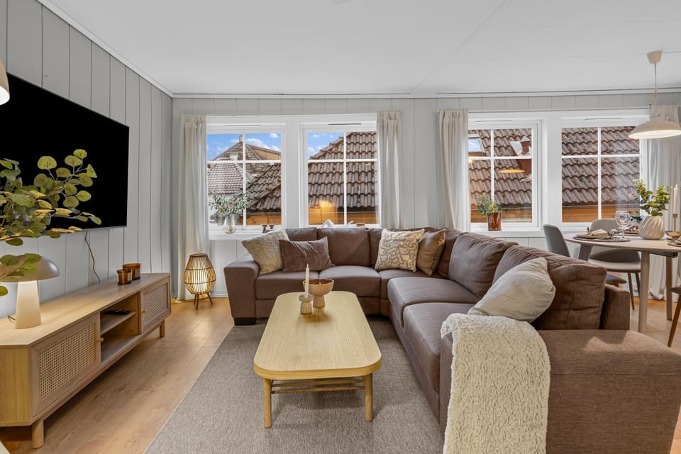 Communal lounge/ TV room, TV and multimedia, Living room