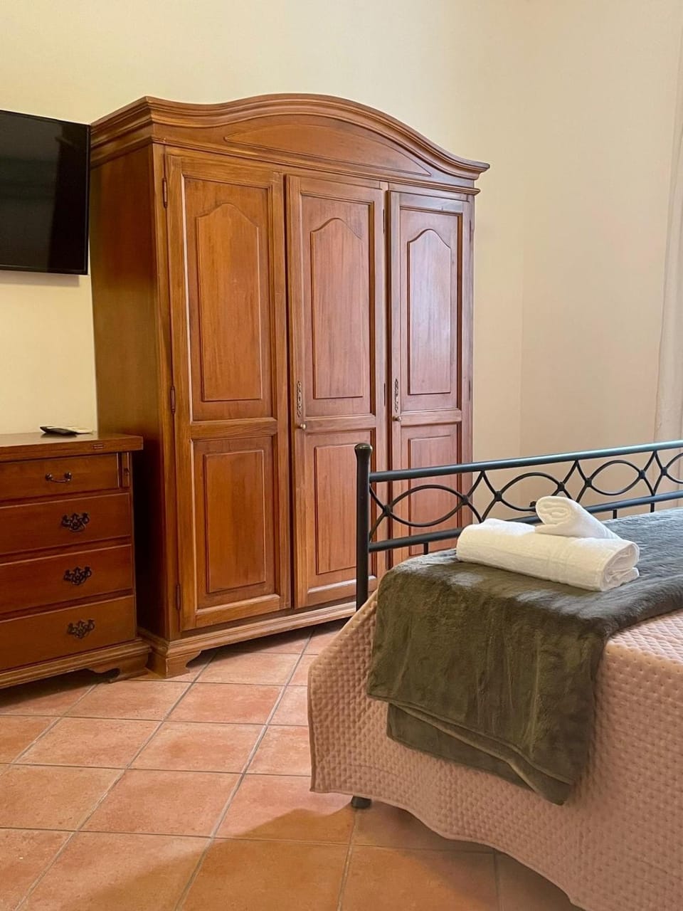 Bed, TV and multimedia, Photo of the whole room, Bedroom, wardrobe