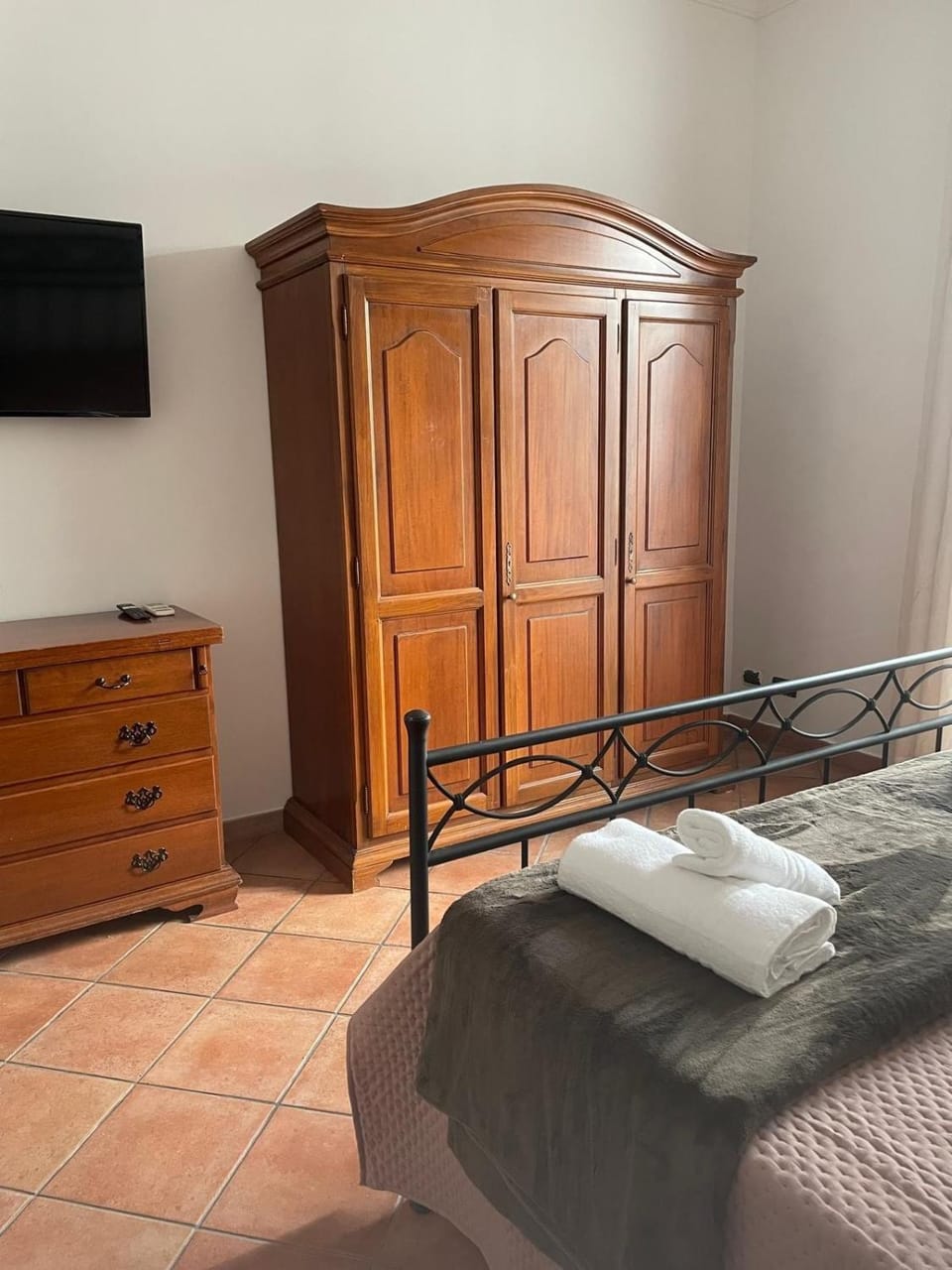 Bed, TV and multimedia, Bedroom, wardrobe