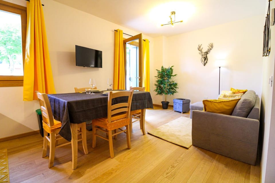 Communal lounge/ TV room, TV and multimedia, Living room, Seating area, Dining area, Evening entertainment