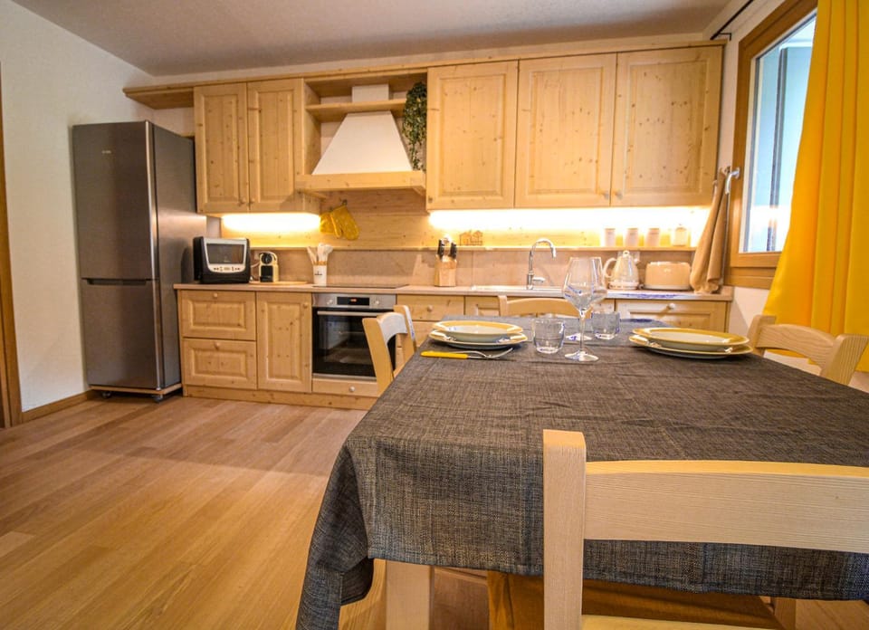 Kitchen or kitchenette, Dining area, oven, pet friendly, stove