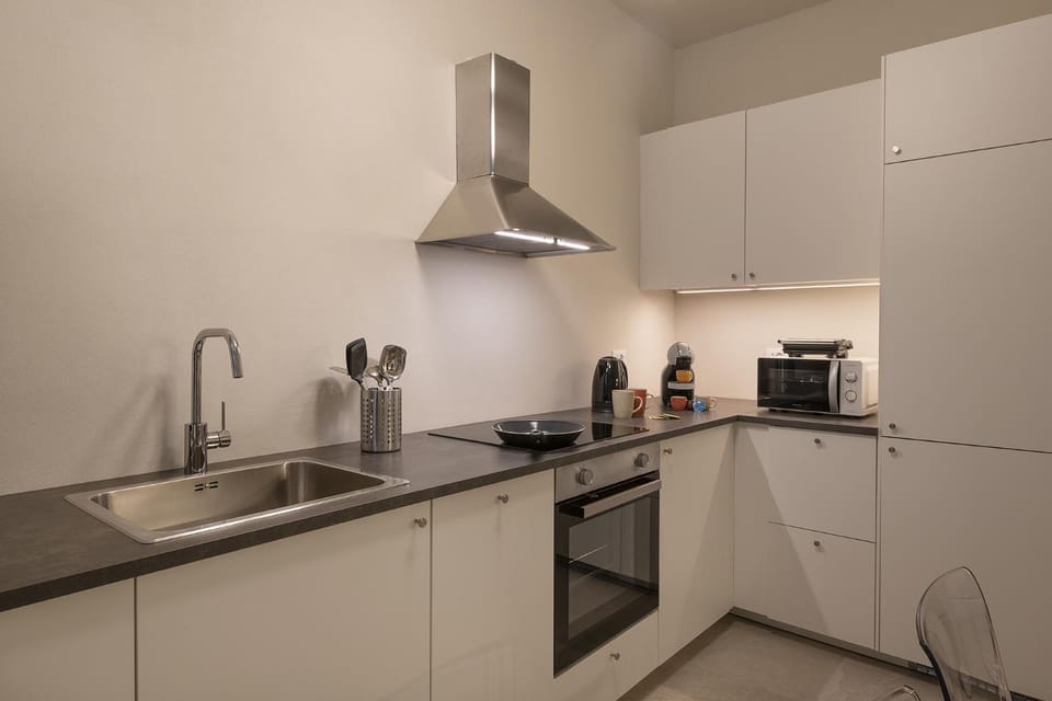 Coffee/tea facilities, Kitchen or kitchenette, dishwasher, oven, stove, toaster