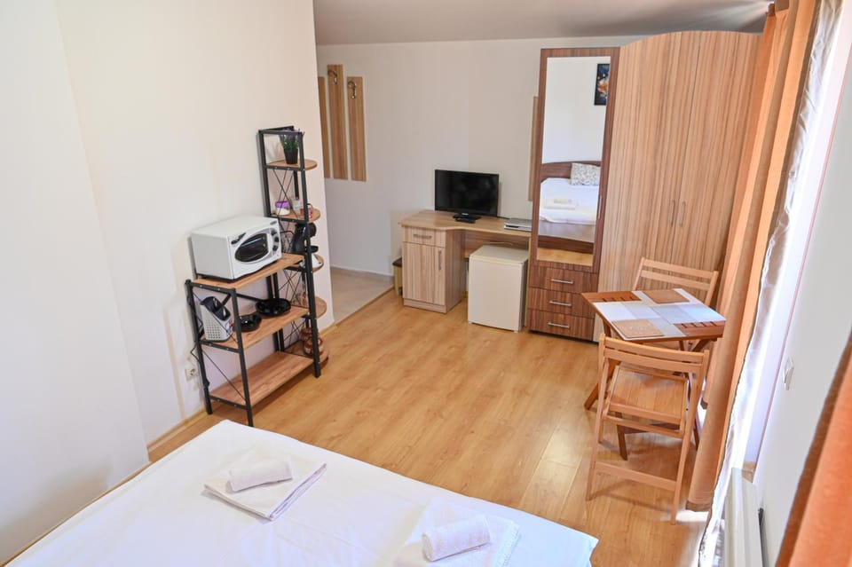 Bed, TV and multimedia, Dining area, Bedroom, oven, wardrobe