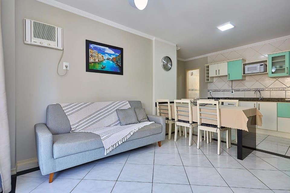 1138 Lindo apto 2 dormitórios Bombinhas Centro 50 m da Avenida e Praia Apartment in Bombinhas
