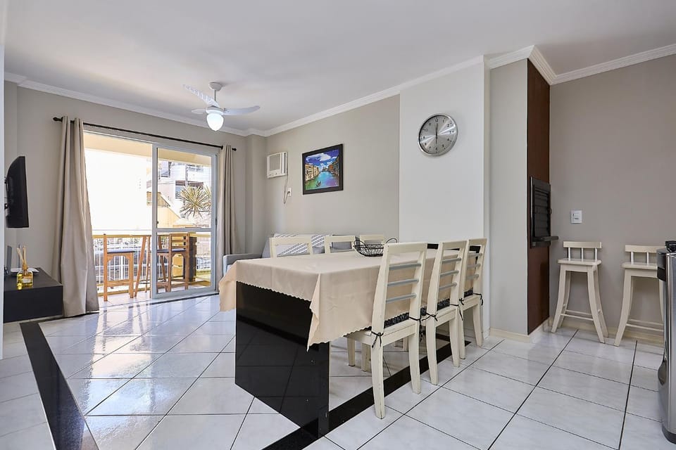 1138 Lindo apto 2 dormitórios Bombinhas Centro 50 m da Avenida e Praia Apartment in Bombinhas