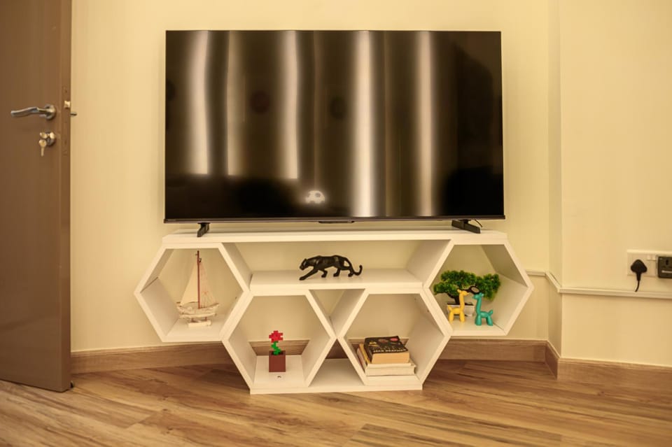 Luxurious 3BR with a pool table at Marina Walk Apartment in Dubai