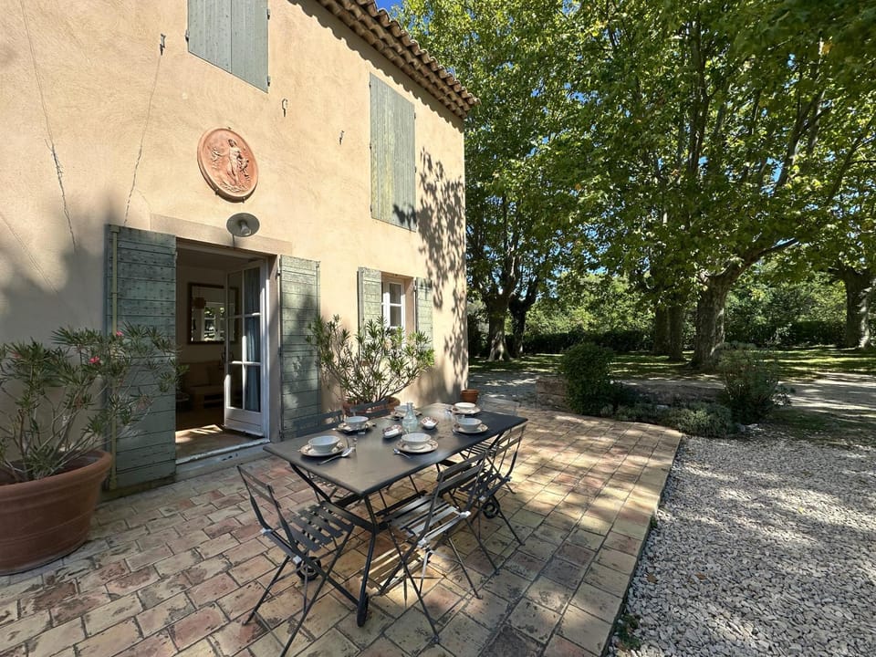 Property building, Patio, Spring, Day, Garden, Dining area, Garden view