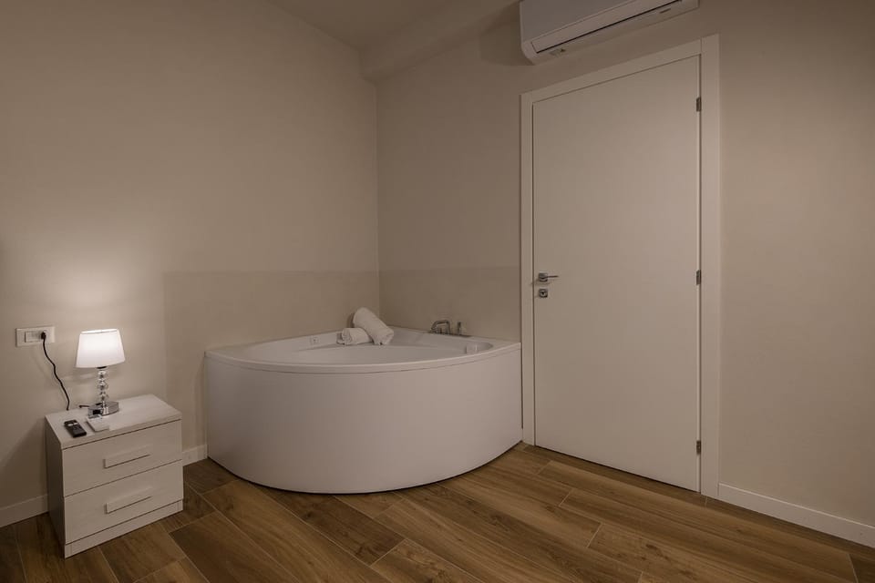 Hot Tub, towels