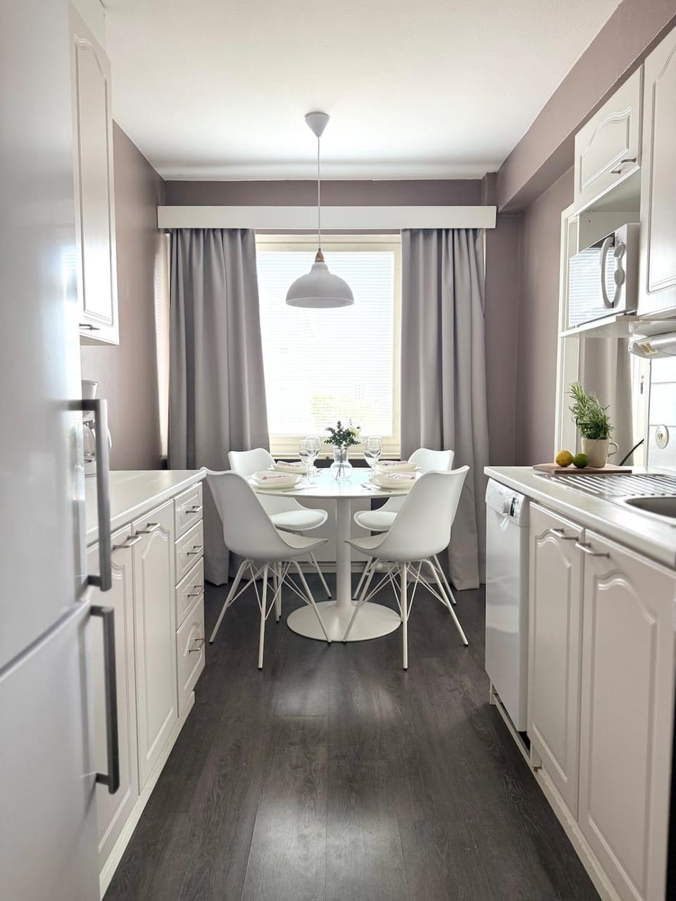 Kitchen or kitchenette, Dining area