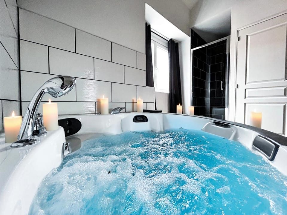 Suite Balnéo Privée Design Calme Proche Lille Apartment in Hauts-de-France