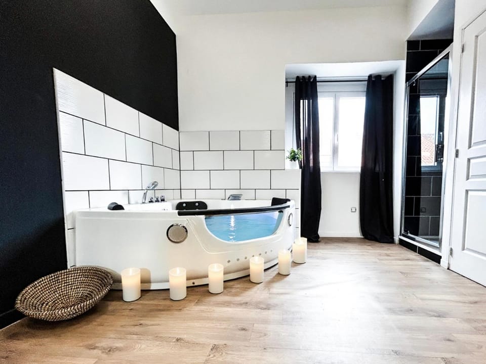 Suite Balnéo Privée Design Calme Proche Lille Apartment in Hauts-de-France