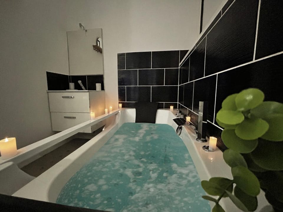 Balnéo romantique, cosy et chic Apartment in Hauts-de-France