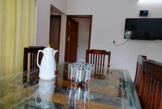 Communal lounge/ TV room, TV and multimedia, Food and drinks, Dining area