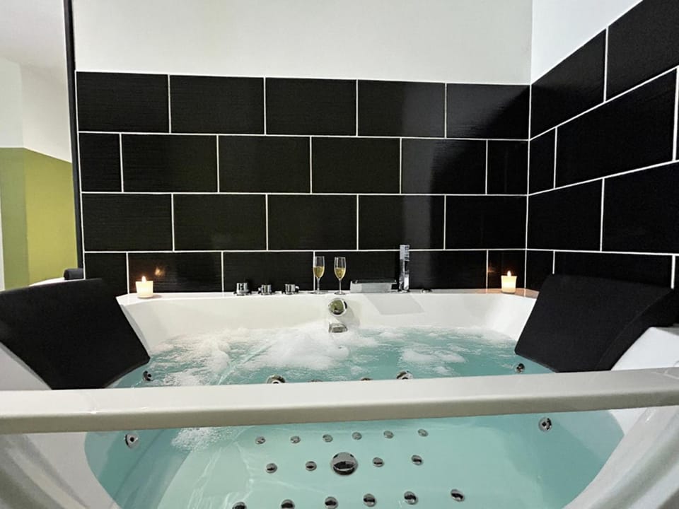 Jacuzzi Balnéo Privé, Jardin Cosy, Fibre Rapide Apartment in Hauts-de-France