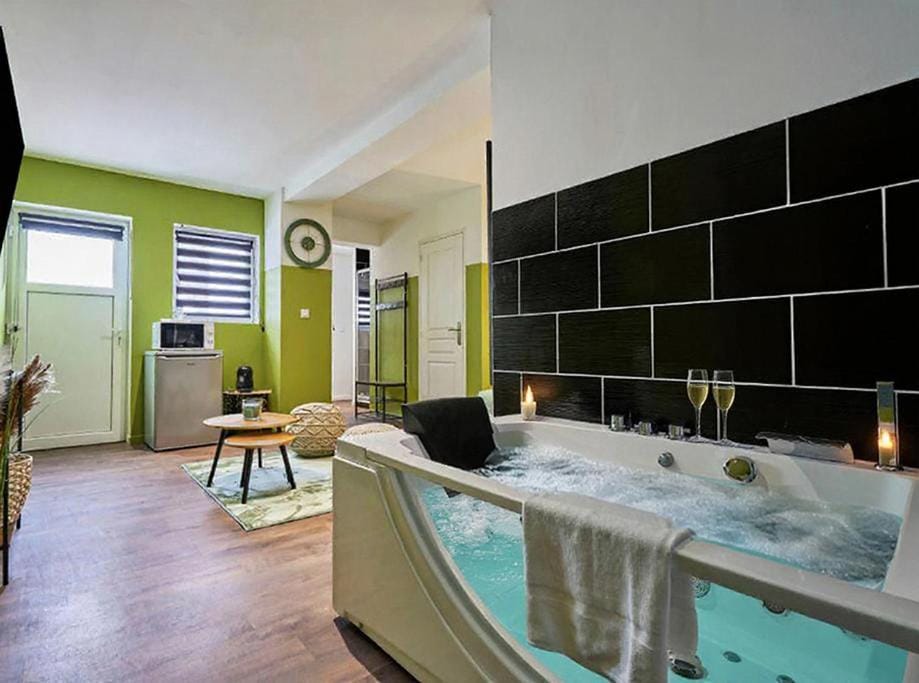Jacuzzi Balnéo Privé, Jardin Cosy, Fibre Rapide Apartment in Hauts-de-France