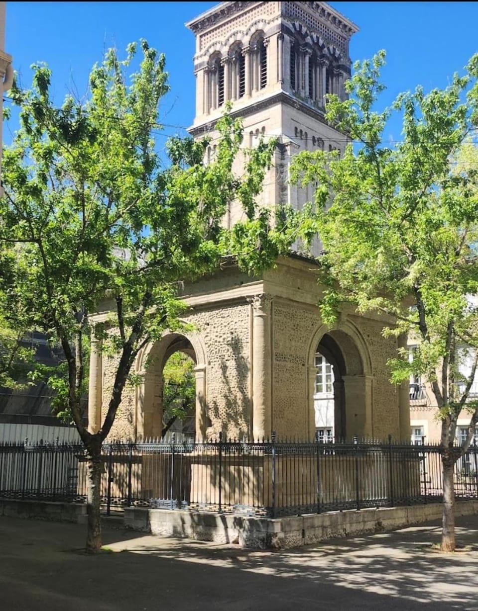 Nearby landmark, Landmark view