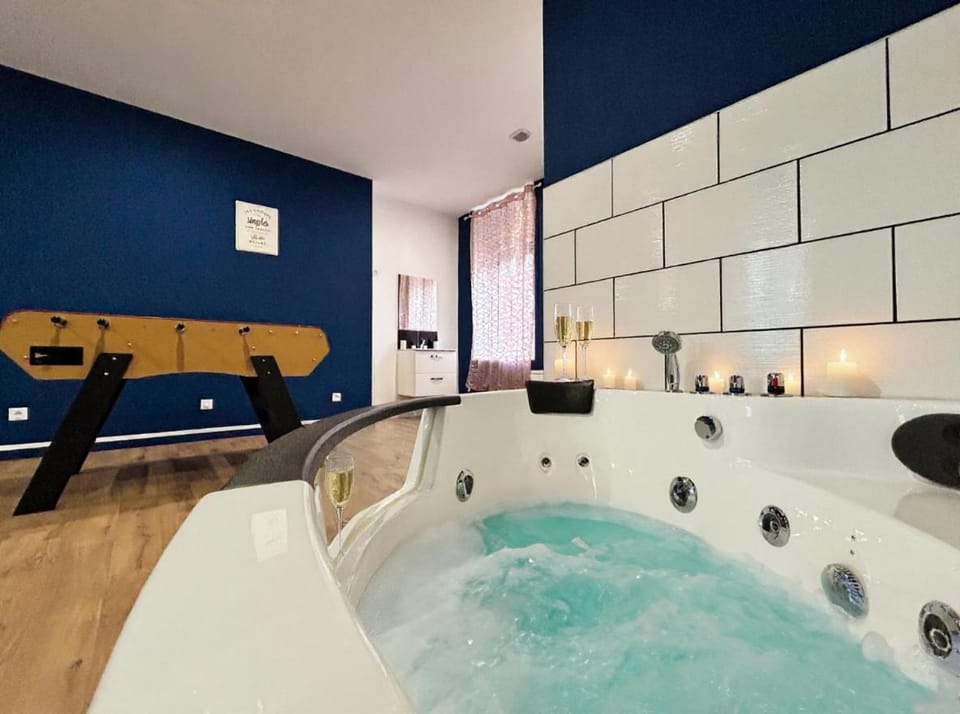 Baignoire Balnéo, Baby-foot & WiFi Fibre Apartment in Hauts-de-France