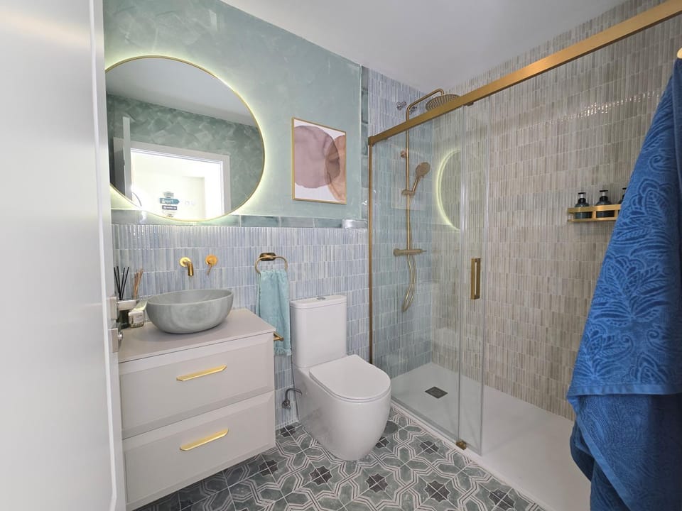 Shower, Toilet, Bathroom, towels