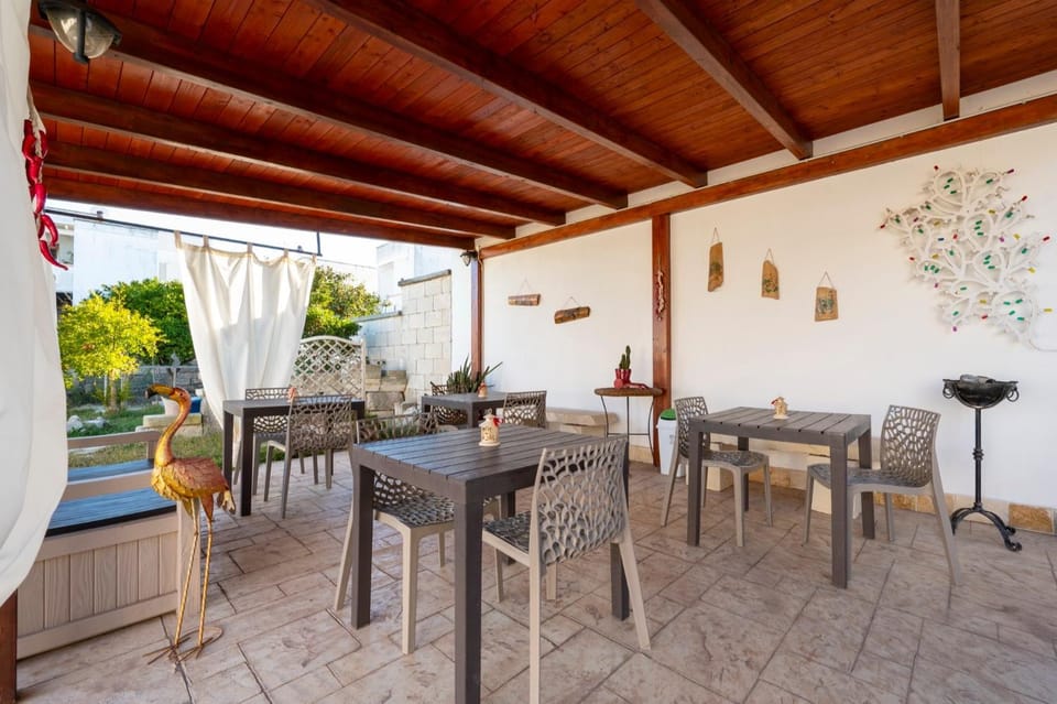 Property building, Balcony/Terrace, Living room