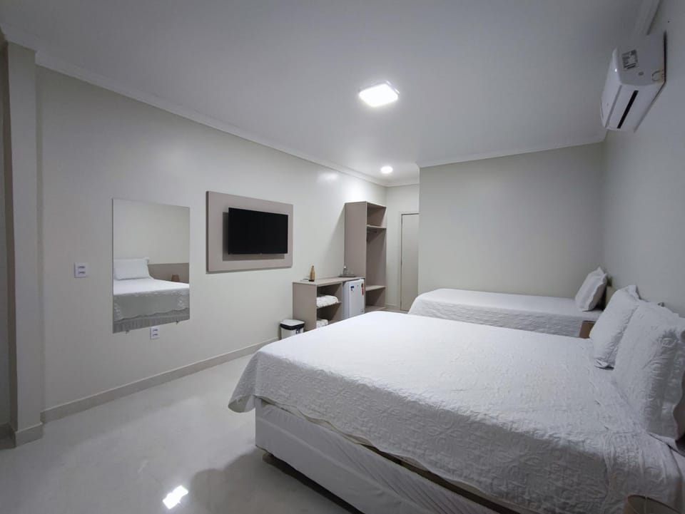 Bed, TV and multimedia, Photo of the whole room, air conditioner