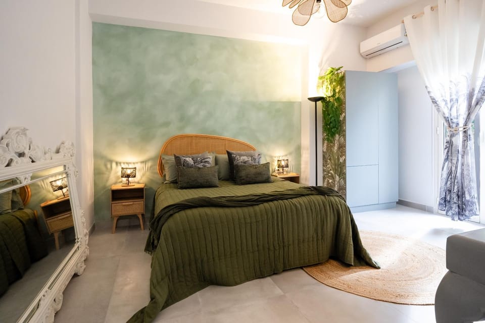 Bed, Photo of the whole room, Bedroom, minibar, air conditioner