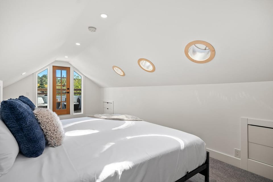 The Sunny 2 Suites 10 Pax Pet Friendly Stay House in Calgary