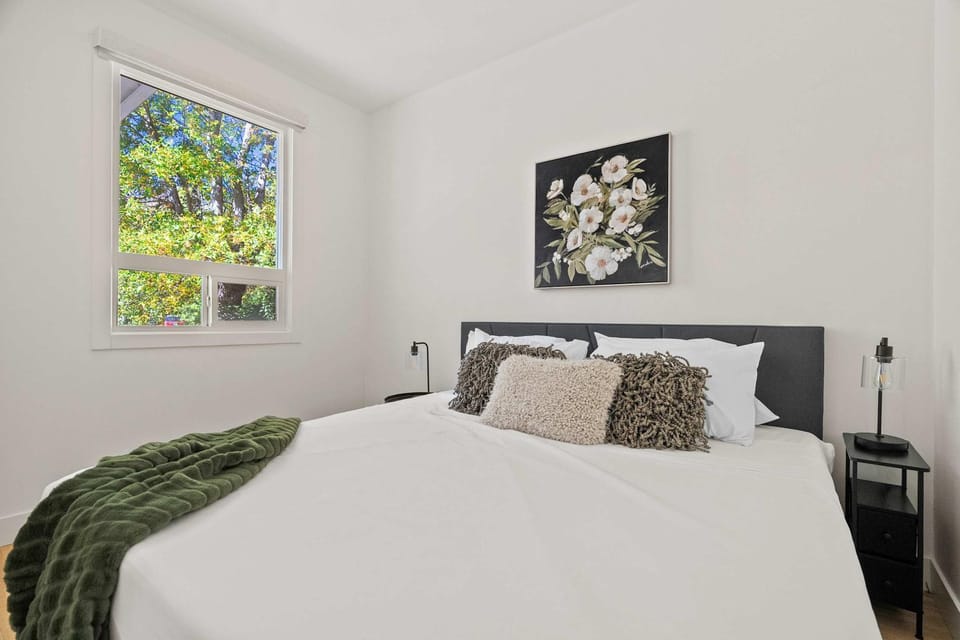 The Sunny 2 Suites 10 Pax Pet Friendly Stay House in Calgary