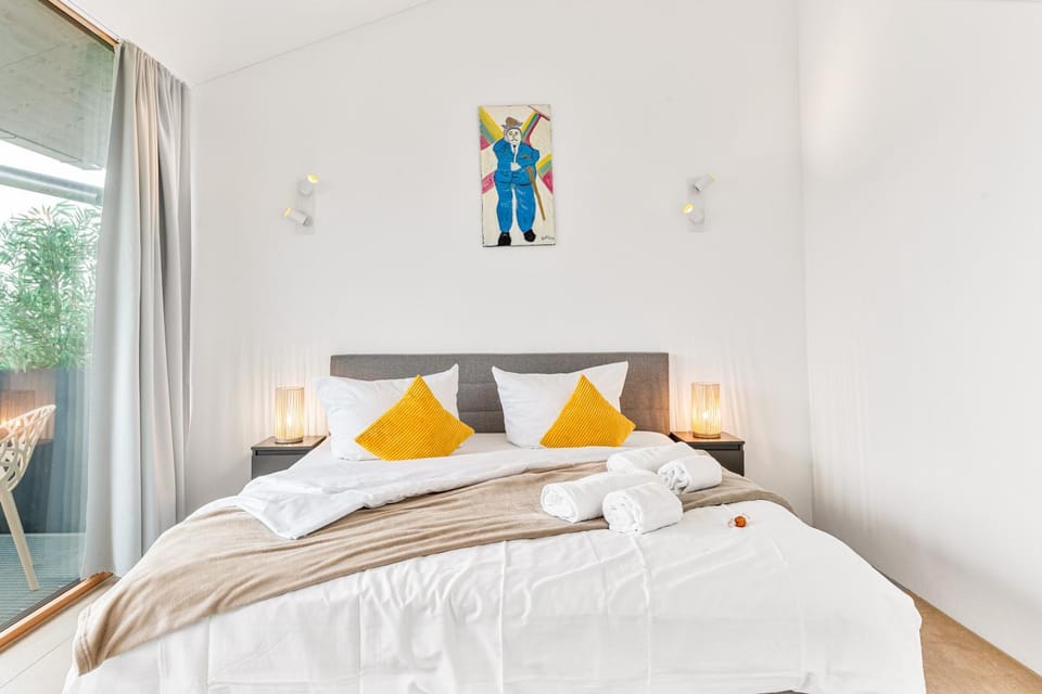 Bed, Balcony/Terrace, Balcony/Terrace, Photo of the whole room, Bedroom, Lake view, Lake view, towels, wardrobe