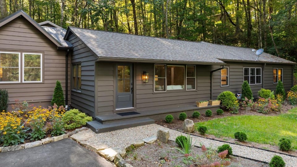 Dahlia House, 3 BDRM Walk To Town House in Highlands