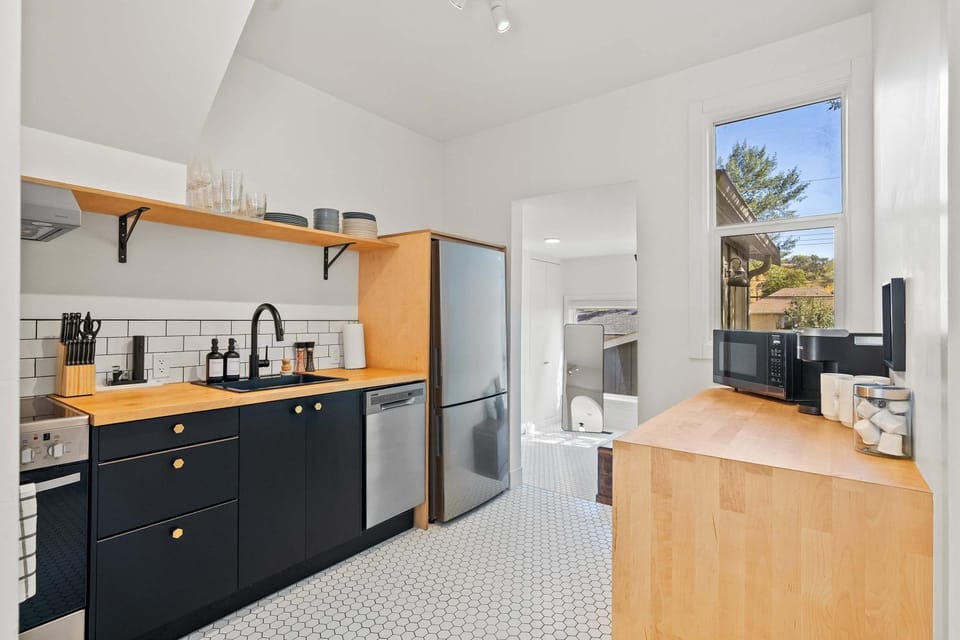 The Lokal 2 Kings Queen Suite in Sunnyside YYC House in Calgary