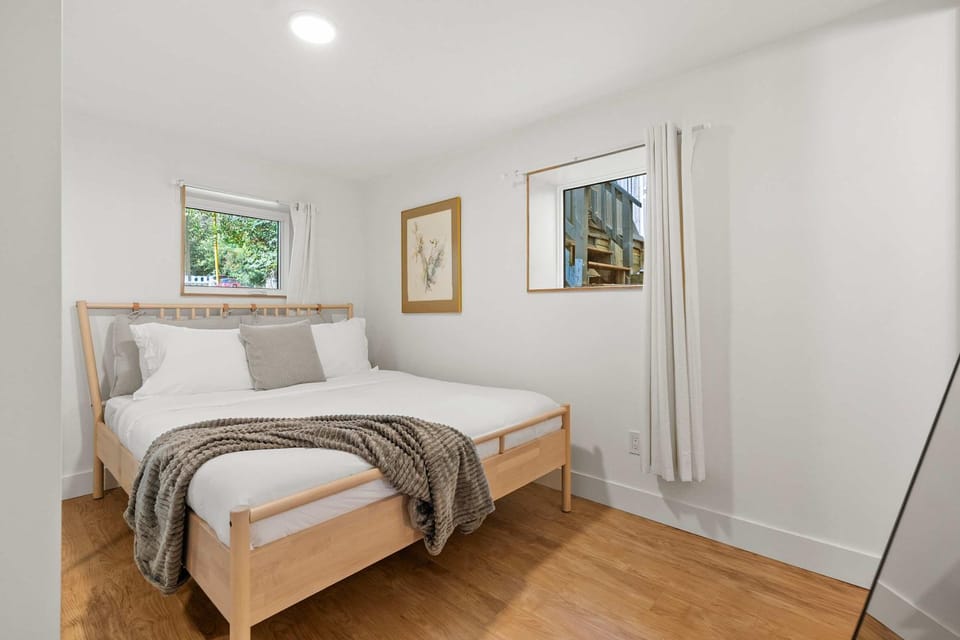 The Sunday Charming Private Suite in Calgary House in Calgary