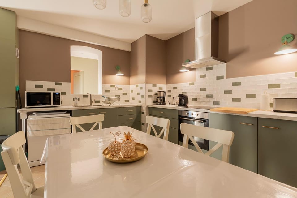 Property building, Kitchen or kitchenette, Living room