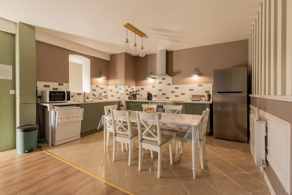 Property building, Kitchen or kitchenette, Living room