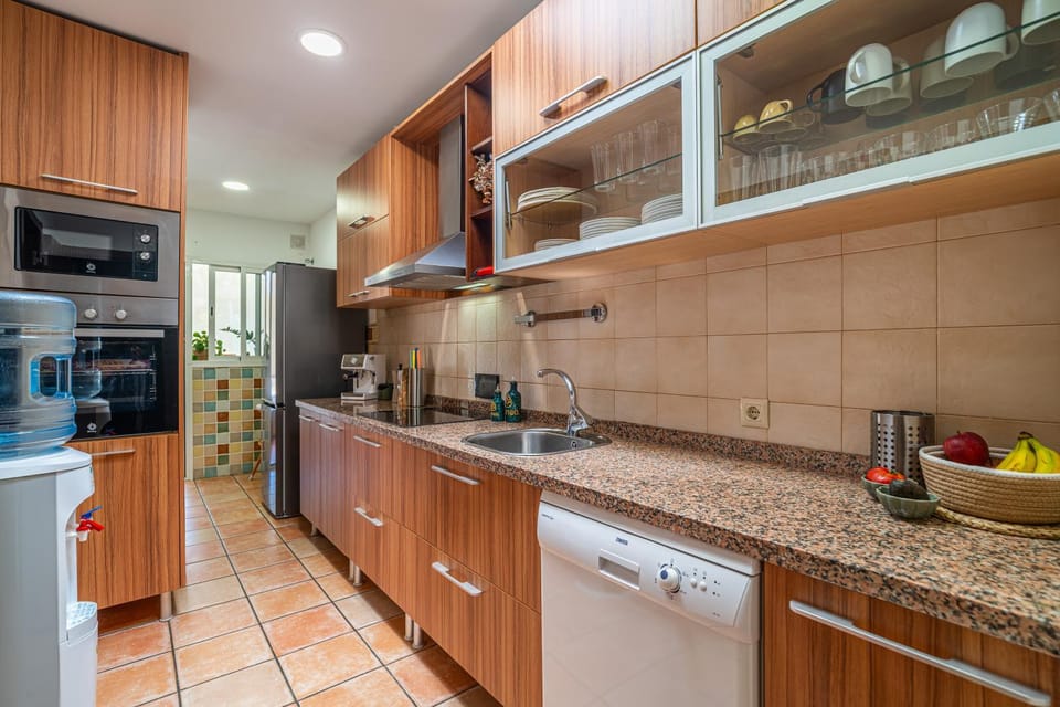 Coffee/tea facilities, Kitchen or kitchenette, dishwasher, oven, stove, toaster