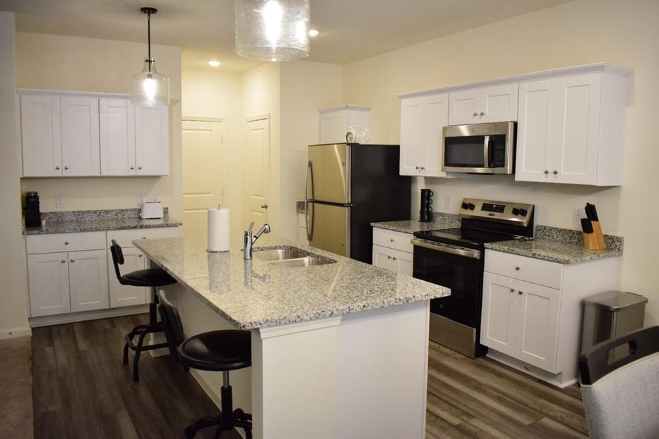 Coffee/tea facilities, Kitchen or kitchenette, dishwasher, oven, stove, toaster