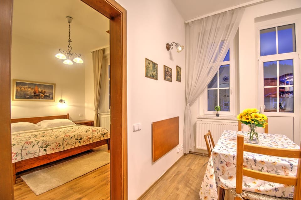 Bed, Photo of the whole room, Dining area, Bedroom
