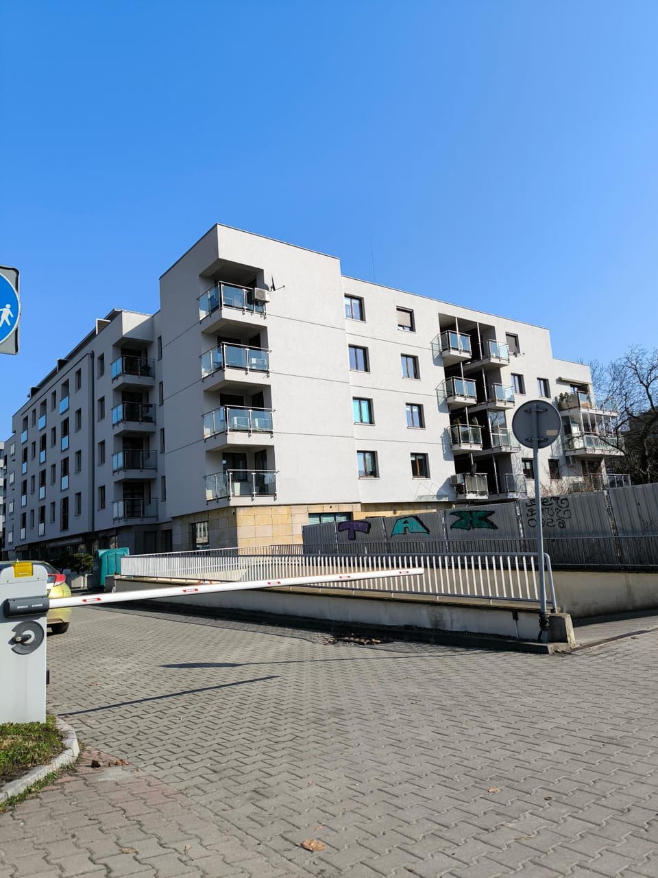 Property building, Day, Neighbourhood, Location, Parking