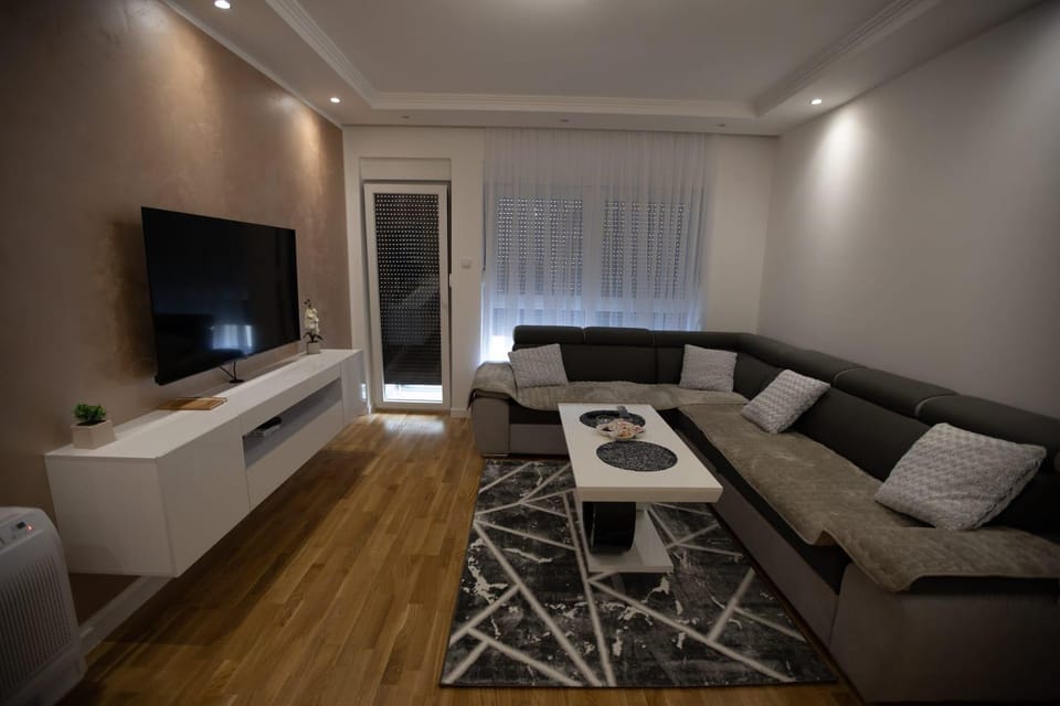 TV and multimedia, Living room, Evening entertainment
