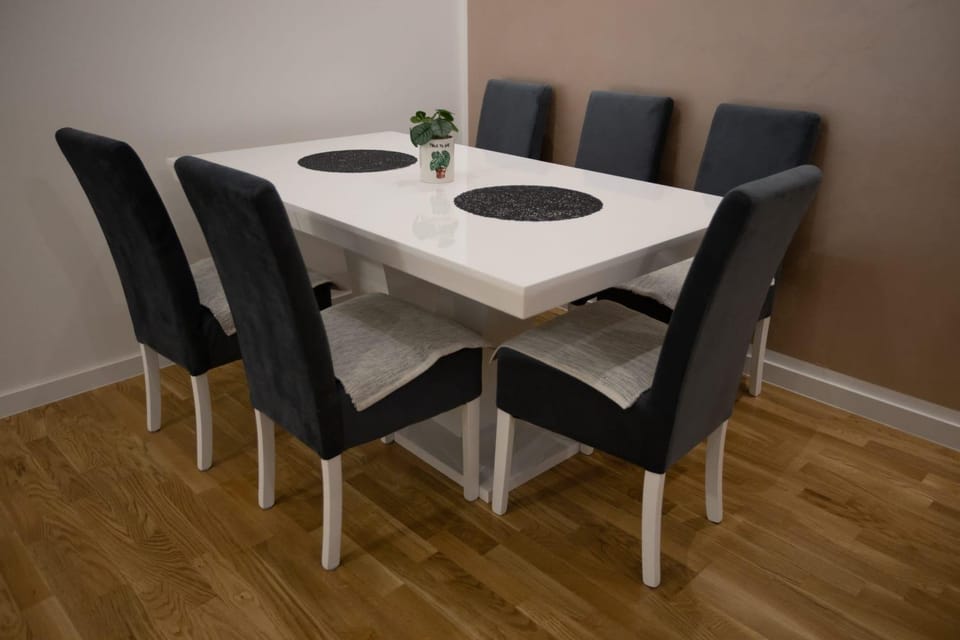Seating area, Dining area