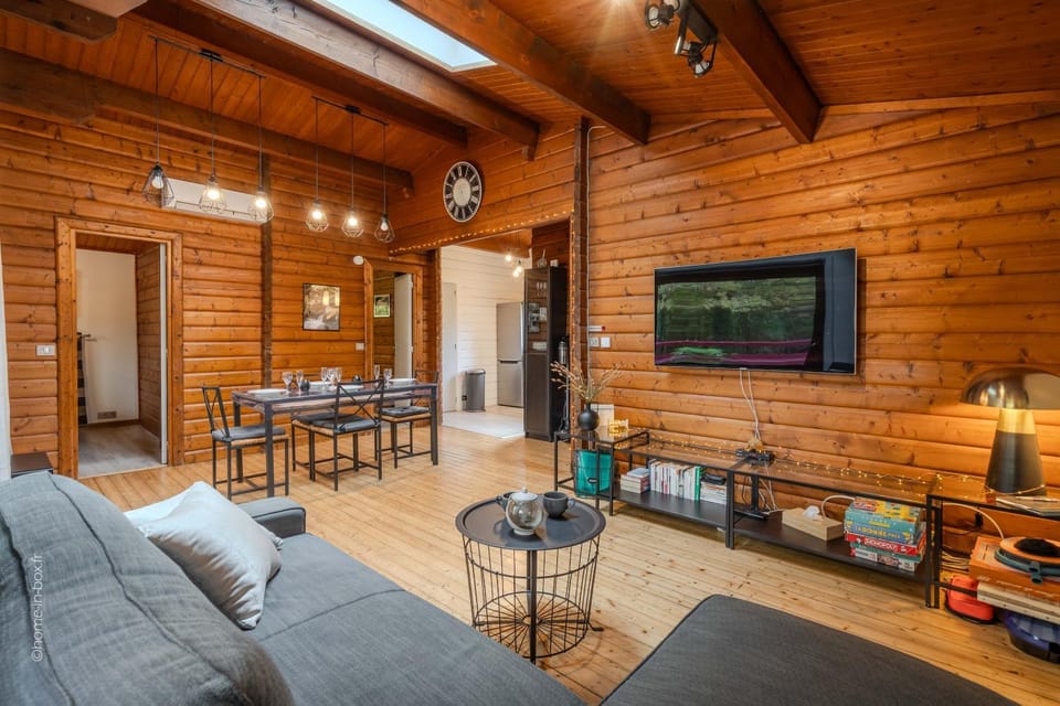 TV and multimedia, Kitchen or kitchenette, Living room, Seating area, Dining area