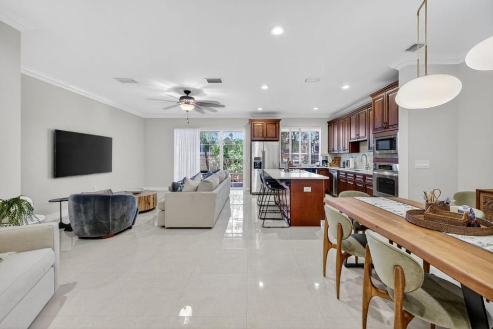 Daisy Elegance Townhouse Steps from The Beach House in Pompano Beach
