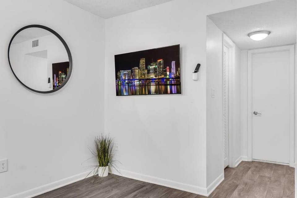 North Miami 2BR with Pool and Free Parking Apartment in North Miami