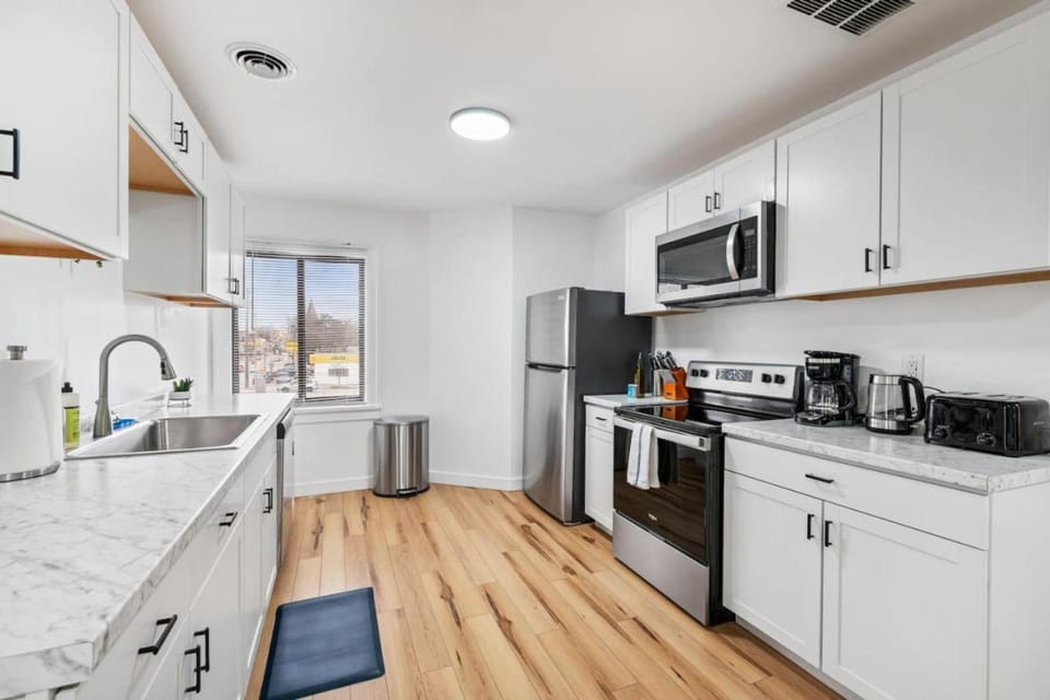 Spacious 3 BR Suite w/ Office! Central + Parking Apartment in Shadyside