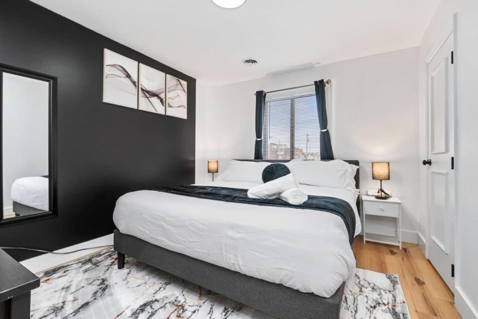 Spacious 3 BR Suite w/ Office! Central + Parking Apartment in Shadyside